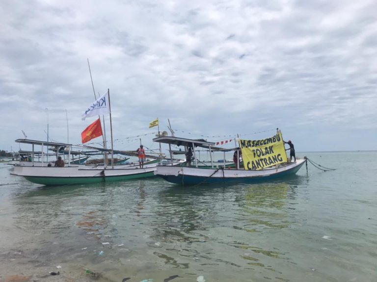 Nelayan Masalembu Tolak Cantrang Lewat Aksi Pawai Laut