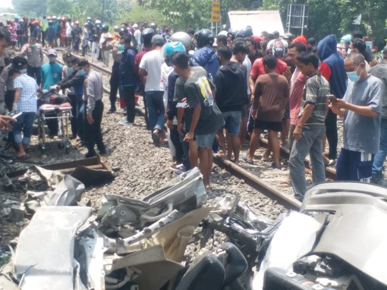 Tanpa Palang Pintu, Kecalakaan Naas Mobil dengan Kereta Api Terjadi di Lamongan