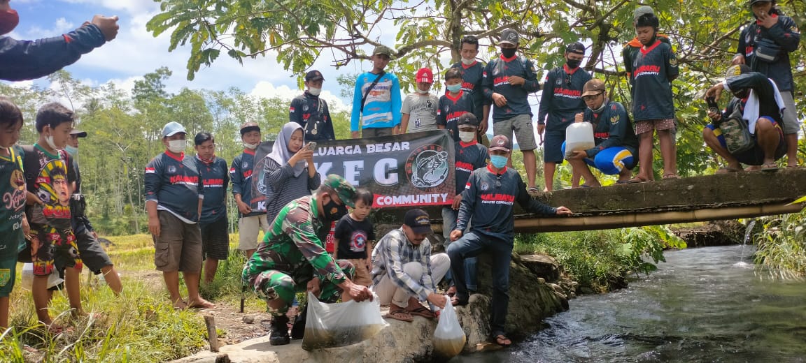 Jaga Kelestarian Sungai, KFC Lakukan Penebaran Bibit Ikan di Sungai Kalibaru