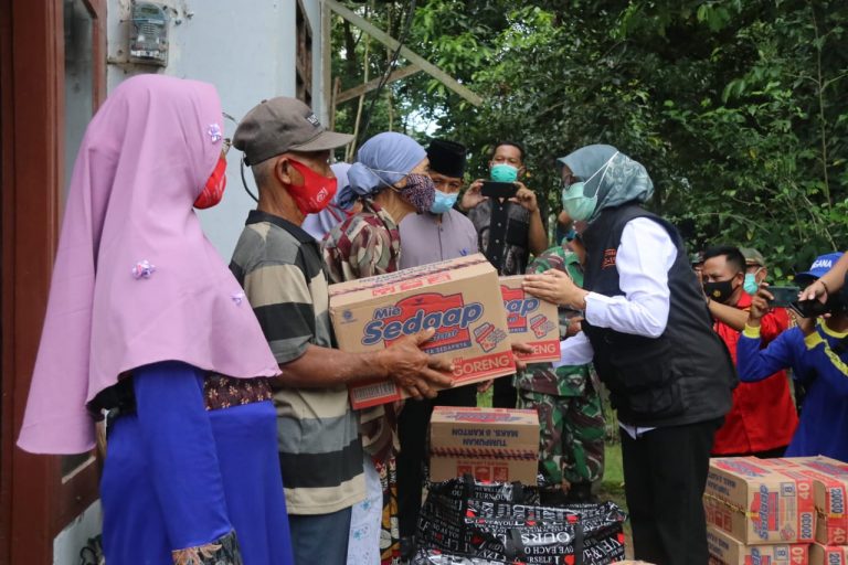 Bupati Rini Salurkan Bantuan untuk Korban Gempa Bumi di 4 Kecamatan