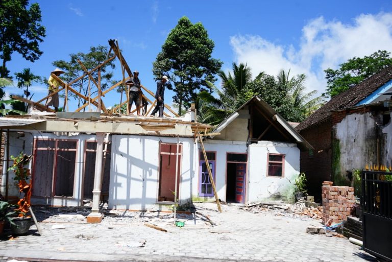 Warga Desa Pasrujamber Mulai Bersihkan Puing-puing Bangunan Akibat Gempa Bumi