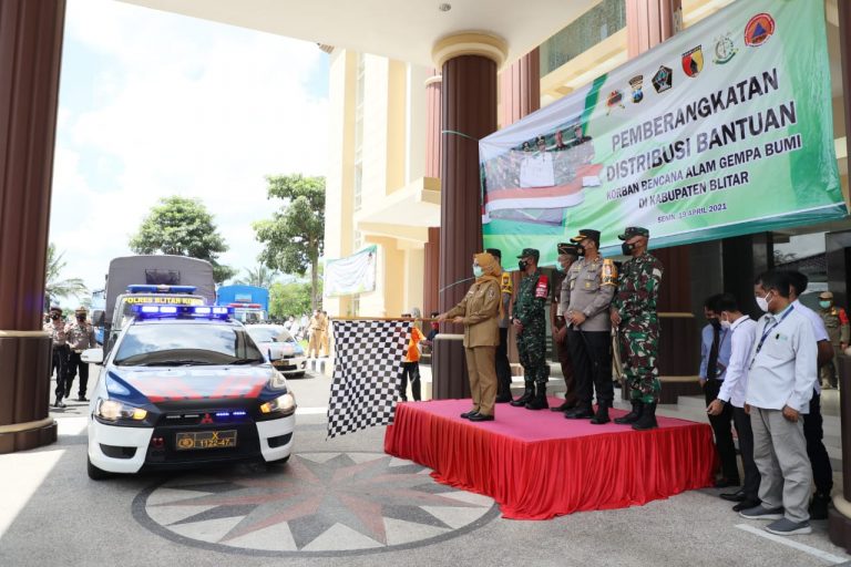 Bupati Blitar Distribusikan Bantuan untuk Korban Bencana Gempa Bumi