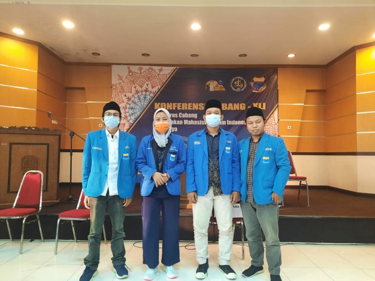 Dari kiri ke kanan, Agus Sholeh (Wakil Pimpinan Sidang dari PKC PMII Jatim) Faizah CH (Ketua Kopri PC PMII Surabaya Terpilih) M. Fikri Ramadhan (Ketua PC PMII Surabaya Terpilih) Moh. Mudzakir (Ketua Pimpinan Sidang PKC PMII Jatim). (Foto: Beritabaru.co)