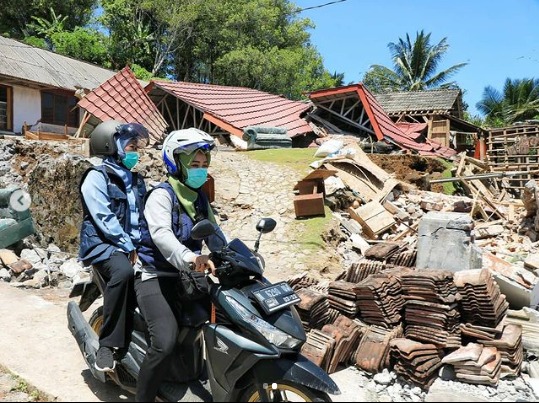 Naiki Kendaraan Roda Dua, Khofifah Kunjungi Dusun Paling Parah Terdampak Gempa