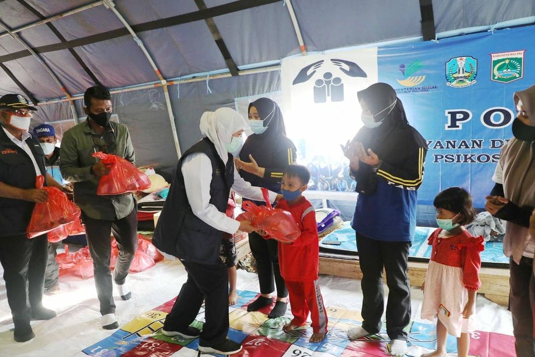 Datangi Posko Korban Gempa, Khofifah: Berikan Kebahagiaan Meskipun Seujung Kuku