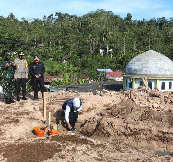Peletakan Batu Pertama oleh Gubernur Jatim untuk Pembangunan Rumah Layak Huni