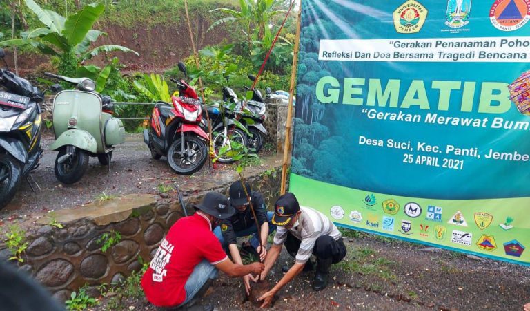 Refleksi Hari Bumi, BEM FEB Unej Penanaman Pohon dan Doa Bersama Tragedi Banjir Bandang Panti 2006