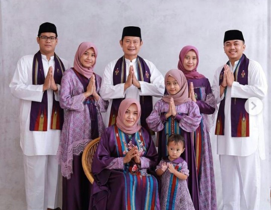 Dukung Pemulihan Ekonomi Nasional, Yuhronur Effendi Kenakan Baju Lebaran Keluarga dari Brand Lokal