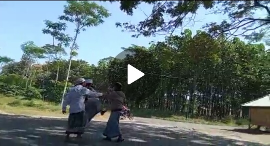 Tangkapan layar video Nun Aka Genggong Diserang oleh orang tidal dikenal. (Dok. Foto: Beritabaru.co/Istimewa)