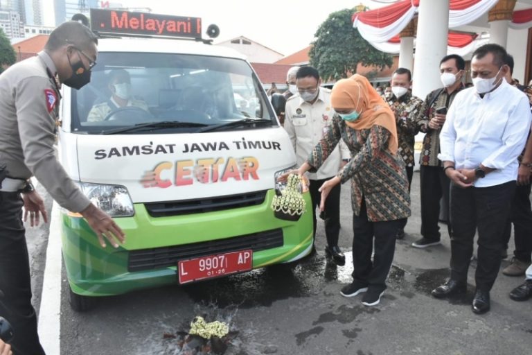 Khofifah Minta Layanan Samsat Bunda Jatim Diperluas