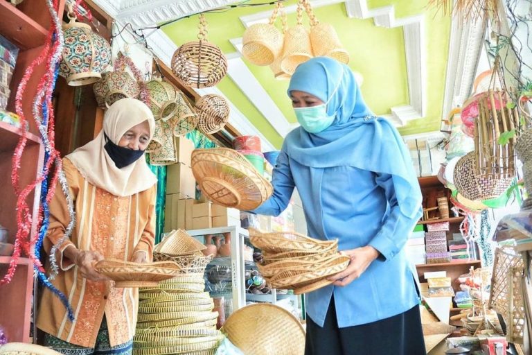 Lebih Estetik, Gubernur Khofifah Beli Kerajinan Tangan dari Anyaman Bambu