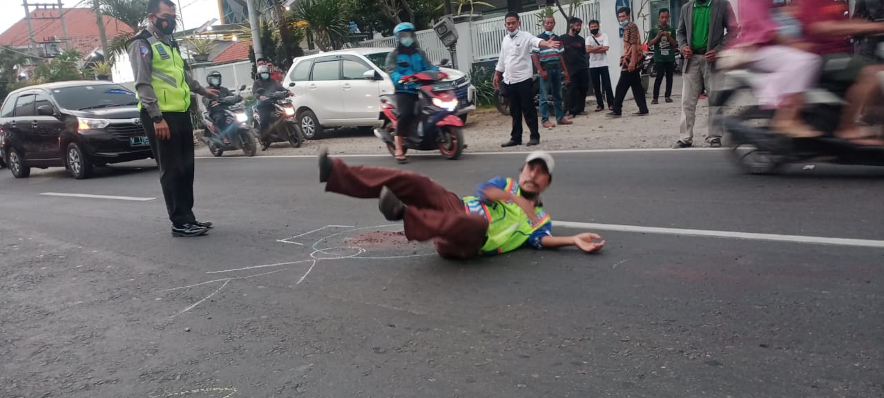 Nekat Naiki Truk, Seorang Anak Jatuh Terlindas