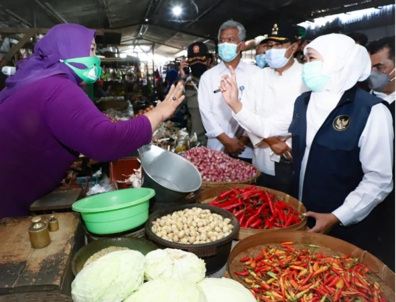 Tinjau Harga di Pasar Pasuruan, Khofifah Pastikan Harga Bahan Pokok Stabil