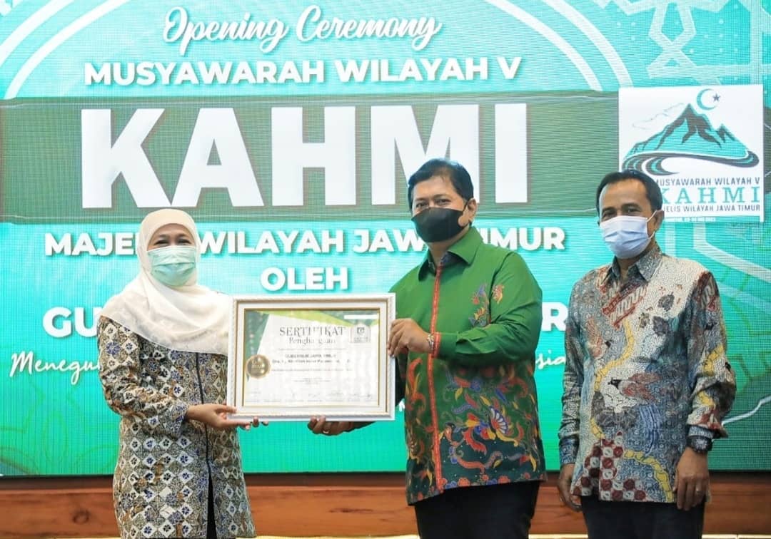 Gubernur Khofifah Raih Penghargaan KAHMI Award 2021