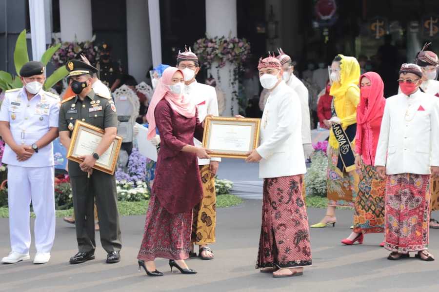 Hari Jadi Surabaya Ke- 728, Pemkot Surabaya Beri Penghargaan Keluarga Korban Nanggala 402