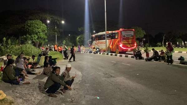 Hari Pertama Larangan Mudik, 10 Bus Pemudik Terlantar di Pinggir Jalan
