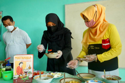 Bupati Ipuk Kenalkan Presiden Soekarno Ke Pelajar SD Melalui Kuliner