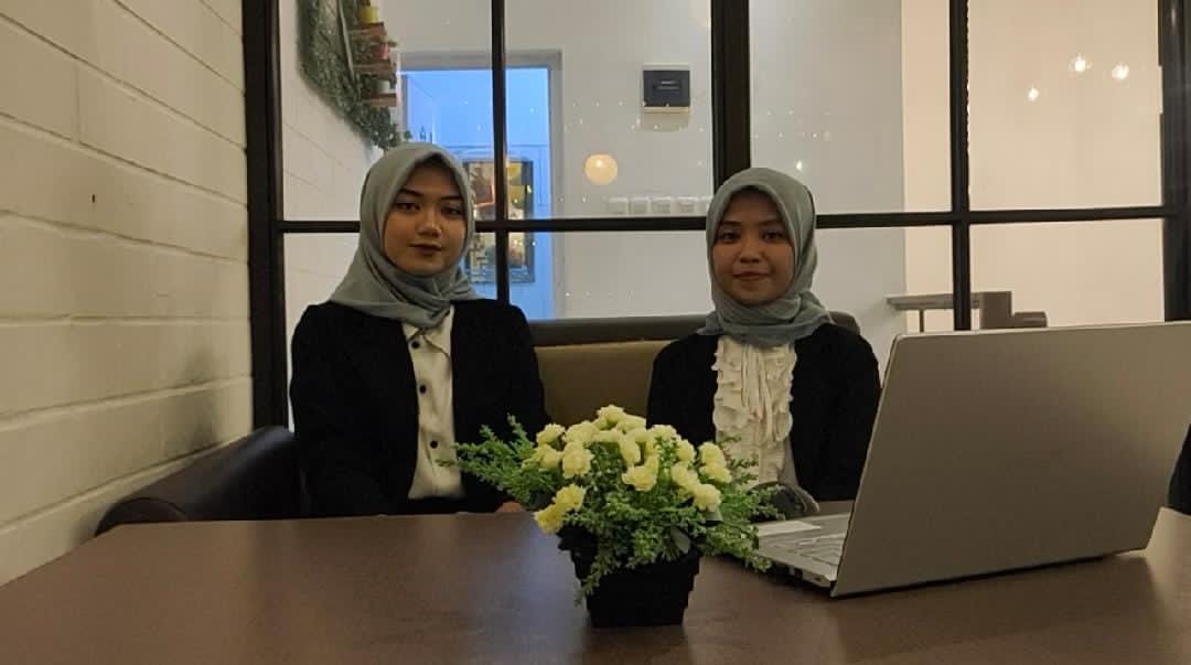 Tim Mariatul Kiptia dan Isti Nafisah Yuliastini 2 mahasiswa dari program Studi Pendidikan Bahasa dan Sastra Indonesia (PBSI FKIP) Angkatan 2020. (Foto: Beritabaru.co)