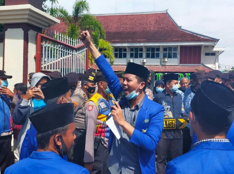 Moh. Lutfi Ketua Cabang PC PMII Pamekasan saat orasi di depan Pemkab Pamekasan dalam aksi menagih janji Pemerintah Pamekasan berkait dengan penertiban tambang Ilegal di Pamekasan. (Dok. Foto: Beritabaru.co/Ulfatus Soimah)