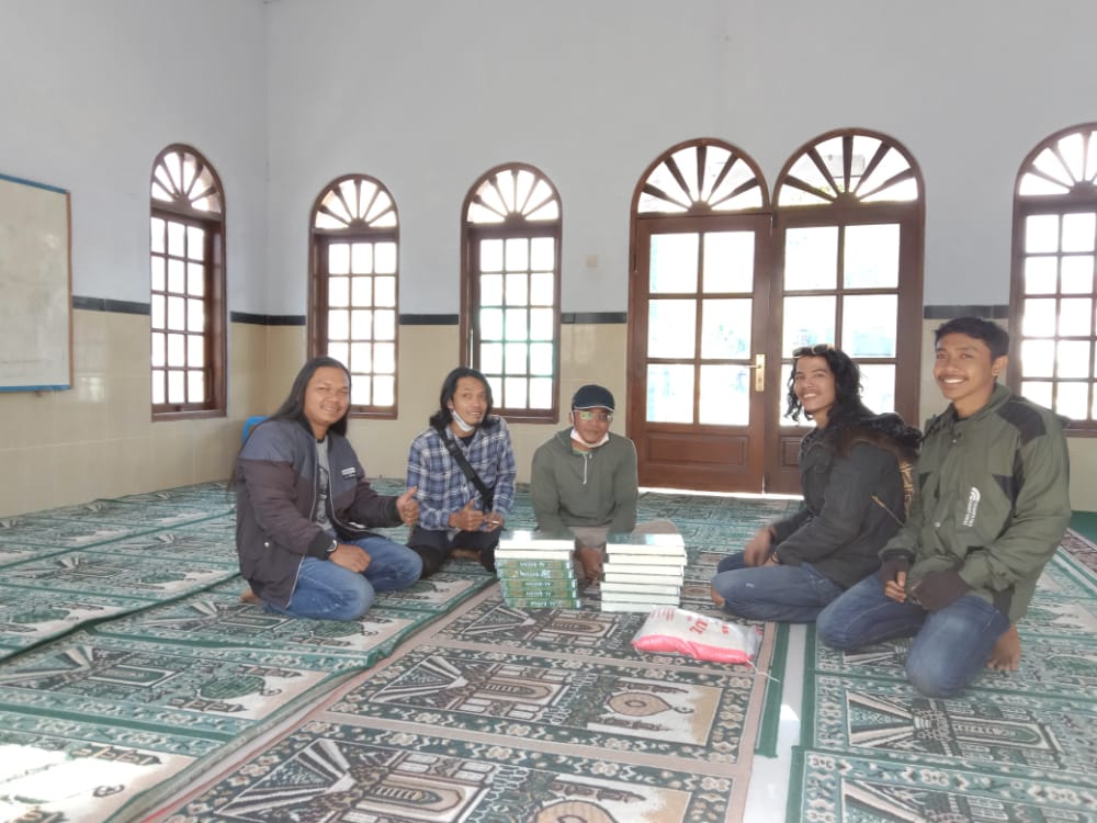 Pengendara Vespa dan Komunitas Bondowoso Bagi-bagi Al-Quran dan Sembako di Kaki Gunung Kawah Ijen