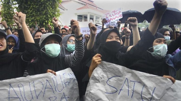 Mahasiswa membawa poster saat berunjuk rasa di depan Gedung DPRD, Malang, Jawa Timur, Senin (23/9). Unjuk rasa ribuan mahasiswa yang dilakukan secara bergelombang dari sejumlah perguruan tinggi tersebut menuntut pembatalan UU KPK. (ANTARA FOTO/Ari Bowo Sucipto/ama).