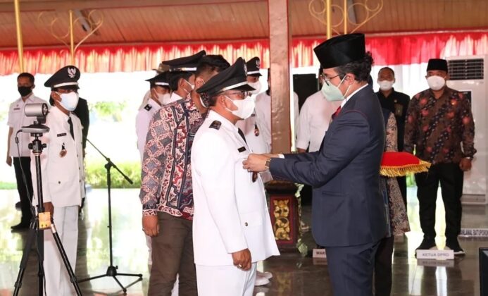 Ra Latif Imron saat melakukan proses pelantikan yang dilakukan secara virtual dengan dihadiri 18 kepala terpilih yang dilantik secara simbolis dan lainnya dilakukan secara virtual. (Foto: Istimewa)