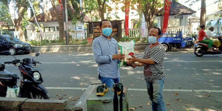 KWG dan Pemkab Gresik Bersinergi, Salurkan Bantuan Beras untuk Warga Terdampak Covid-19