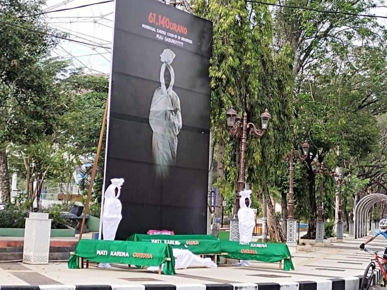 Mahasiswa Sesali Pemasangan Baliho Pocong di Alun-alun Lamongan