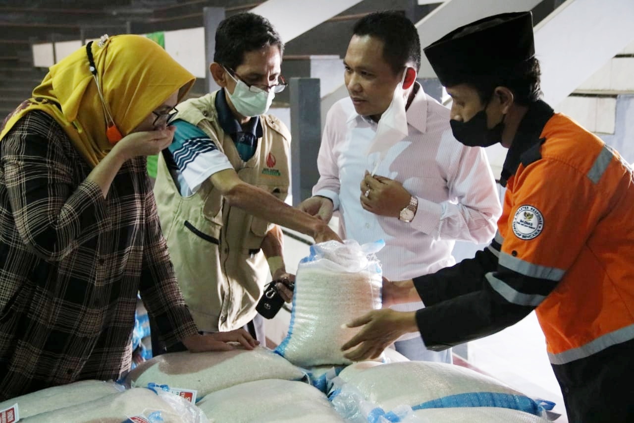 Bupati dan Wabup Lumajang Donasikan Gajinya untuk Masyarakat Terdampak PPKM Darurat