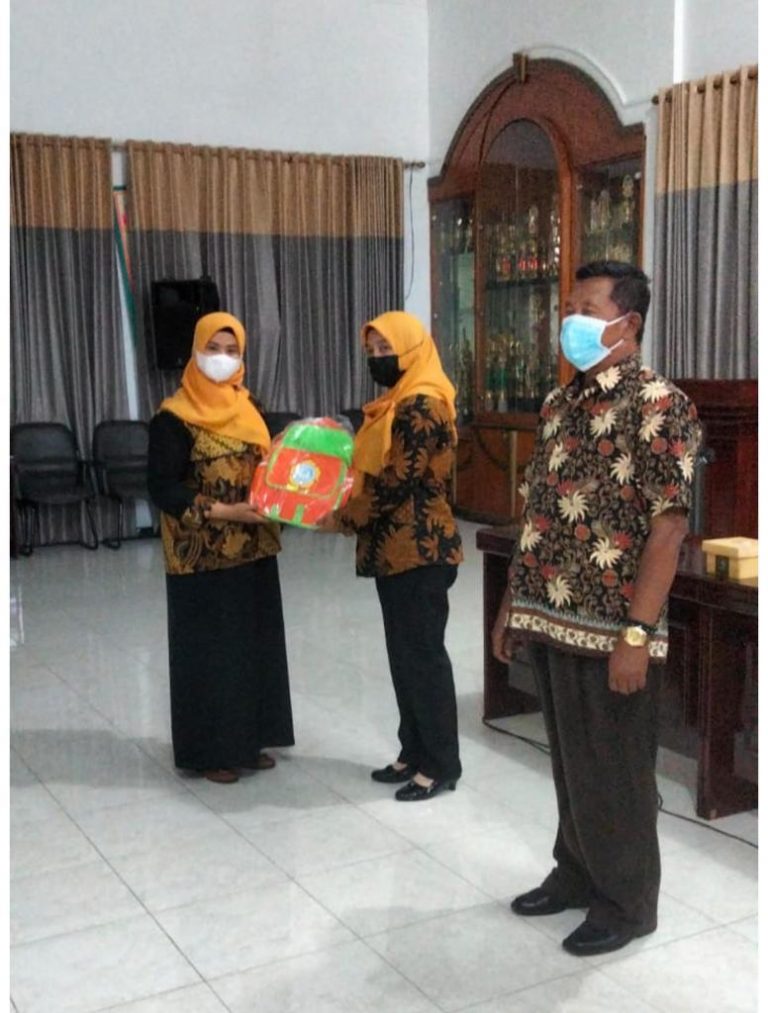 Bunda Paud Lumajang salurkan bantuan paket sekolah