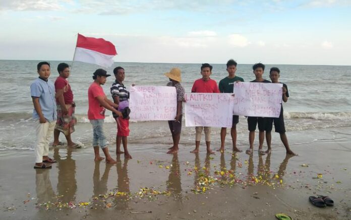 Peringati Kemerdekaan, Nelayan di Pamekasan Tabur Bunga di Pantai