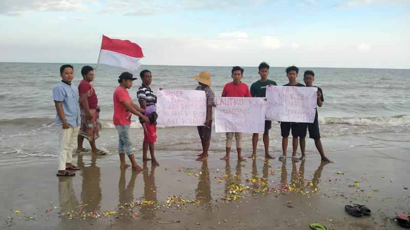 Peringati Kemerdekaan, Nelayan di Pamekasan Tabur Bunga di Pantai