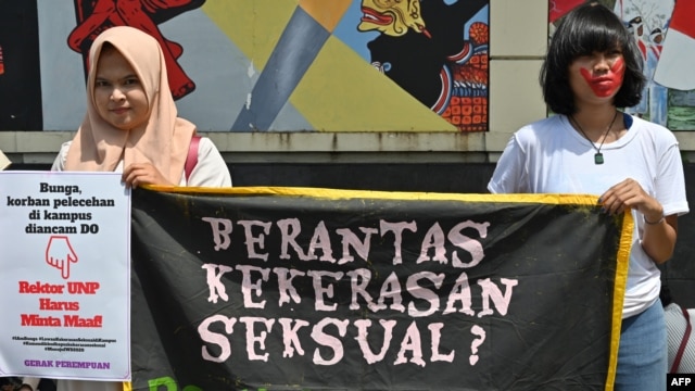 Para aktivis gerakan anti-kekerasan terhadap perempuan menunjukkan spanduk dalam unjuk rasa memprotes kekerasan dan pelecehan seksual terhadap perempuan di kampus, di luar Kementerian Pendidikan dan Kebudayaan, di Jakarta, 10 Februari 2020. (Foto: AFP)