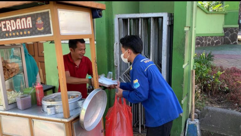 PMII Rayon Ekonomi "Moch. Hatta" Berikan Bantuan kepada Pedagang Kaki Lima