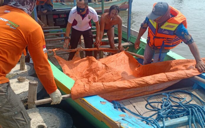 Warga Ujungpangkah Gresik Temukan Nelayan Asal Madura Mengapung di Laut