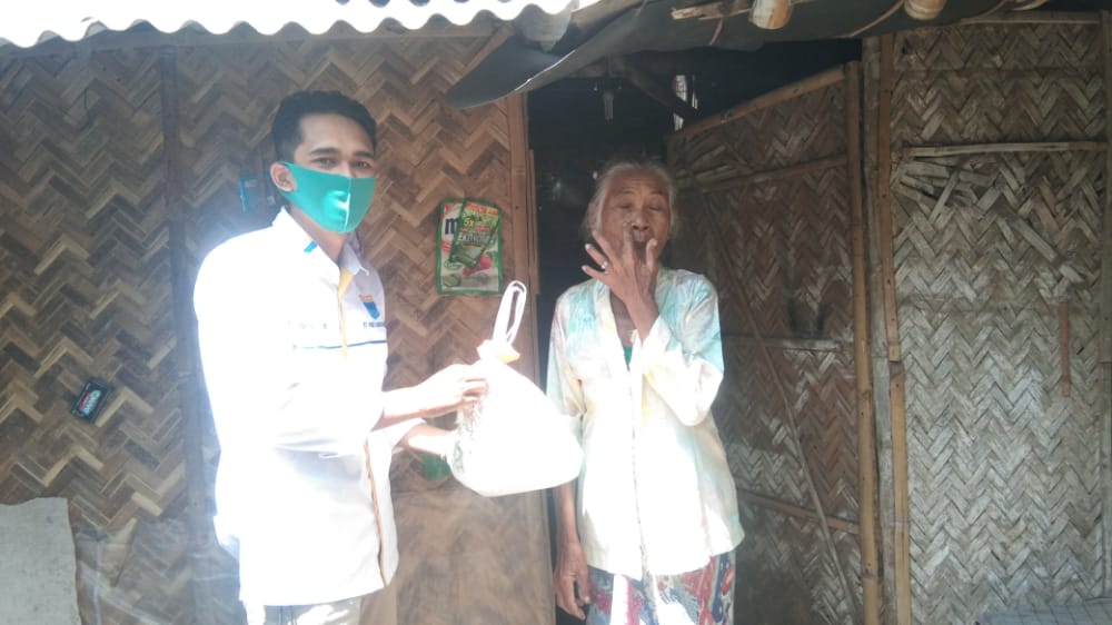 Satgas Covid-19 PMII Bondowoso Bagikan Paket Sembako dan Vitamin kepada Warga Terdampak PPKM