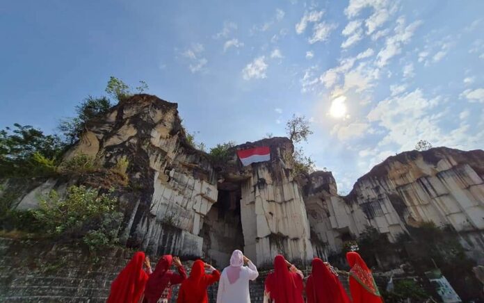 Semangat Kemerdekaan, Ibu-ibu di Gresik Kibarkan Bendera Merah Putih di Tebing Setigi