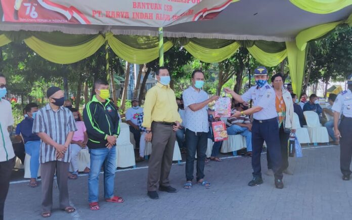 Berkah Kemerdekaan RI ke-76, Masyarakat Transportasi Terima Bantuan Sembako dari Dishub Gresik