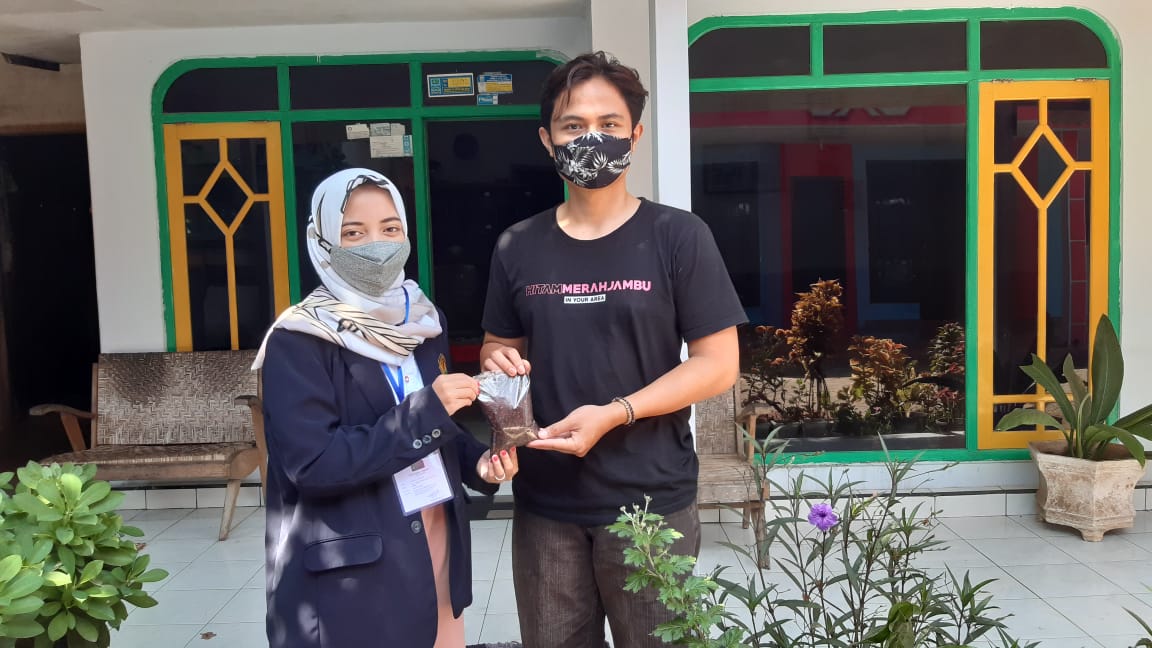 Mahasiswa KKN BTV 3 UNEJ di Bondowoso Bantu Penjual Bumbu Serbaguna Terdampak Covid-19