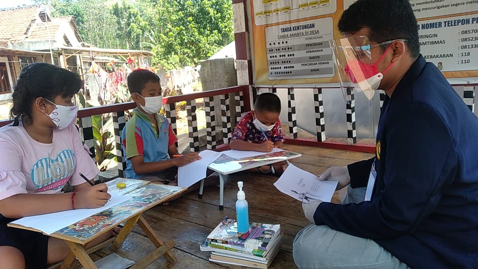 Mahasiswa KKN UNEJ Gelar POS Taman Baca, Asah Literasi Bocil di Desa Tercinta