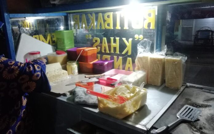 Mahasiswa KKN UNEJ Back to Village III Tingkatkan Hasil Penjualan Roti Bakar Maknyak