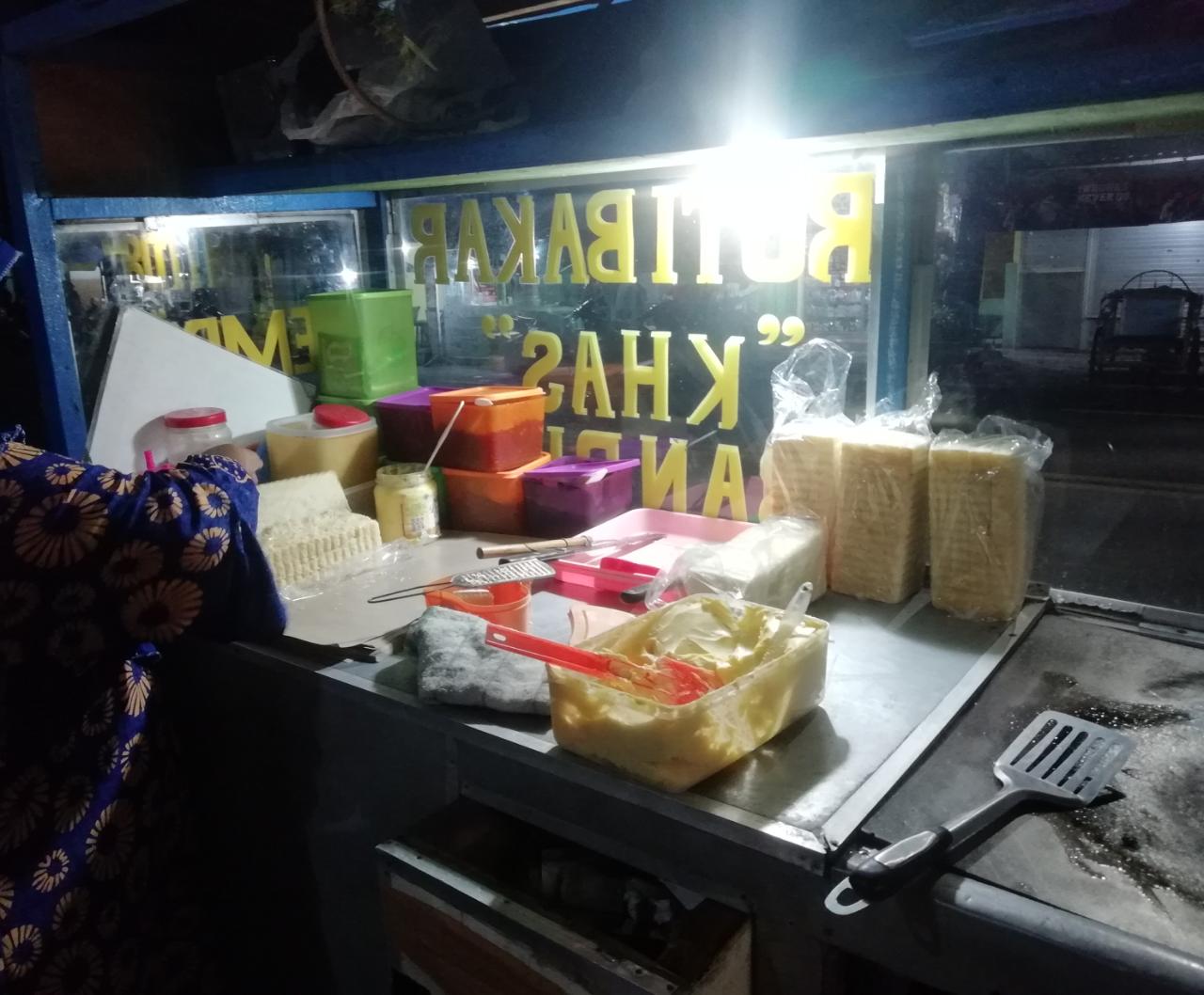 Mahasiswa KKN UNEJ Back to Village III Tingkatkan Hasil Penjualan Roti Bakar Maknyak