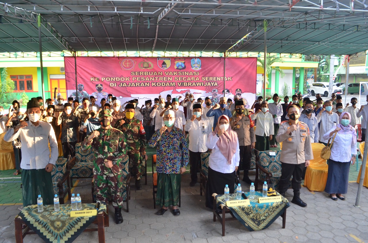 Serbuan Vaksin TNI Ke Ponpes Qomaruddin Bungah Gresik