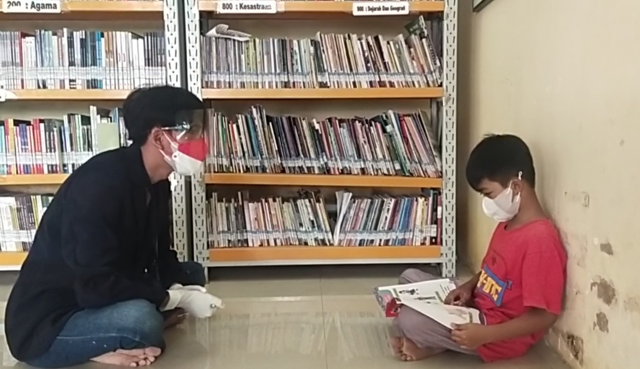 Mahasiswa KKN BTV 3 UNEJ Hidupkan Kembali Perpustakaan Desa