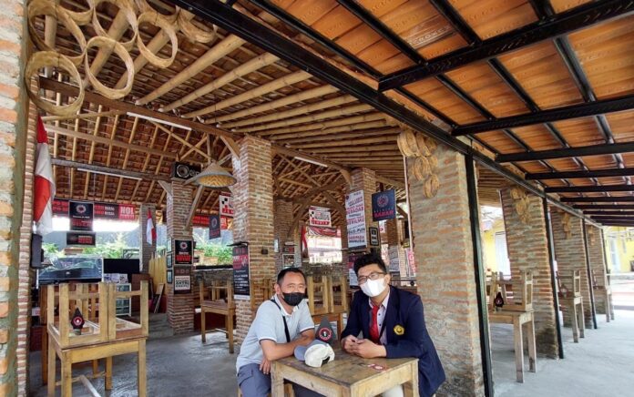 Mahasiswa KKN BTV 3 UNEJ Kelompok 32, Optimalisasi Pemasaran Online di Cafe Nol Kilometer, Kabupaten Jember