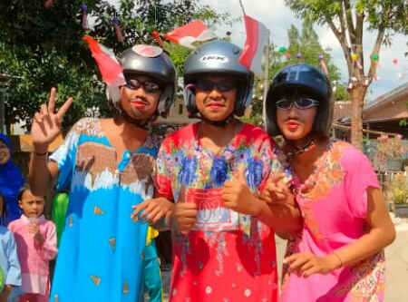 Unik! Gerak Jalan "Ben Sromben" Warga Tamansari Bondowoso