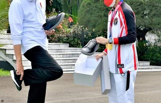 Greisya Tawarkan Sepatu ke Presiden Jokowi