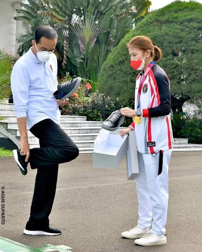 Greisya Tawarkan Sepatu ke Presiden Jokowi