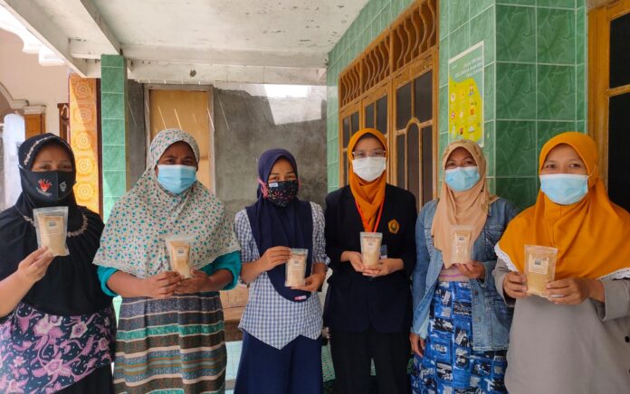 Mahasiswa KKN BTV 3 UNEJ di Nganjuk Beri Pelatihan Pembuatan hingga Pemasaran Jamu Jahe Instan