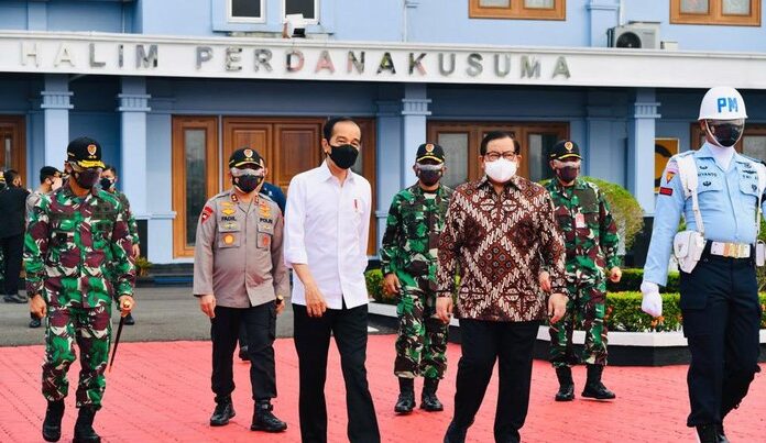 Berkunjung ke Jatim, Presiden Jokowi Tinjau Vaksinasi COVID-19